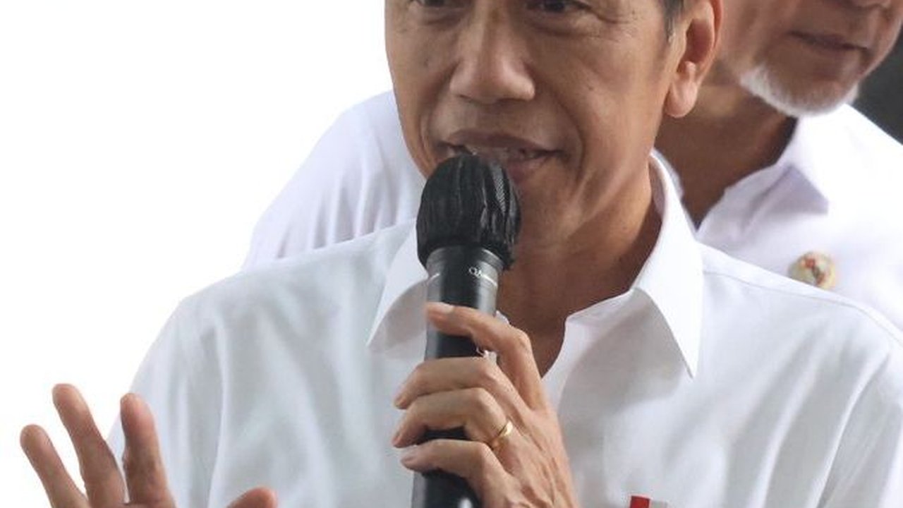 Presiden Jokowi Cek Stok Beras di Gudang Bulog Cibitung dan Serahkan Bantuan Pangan