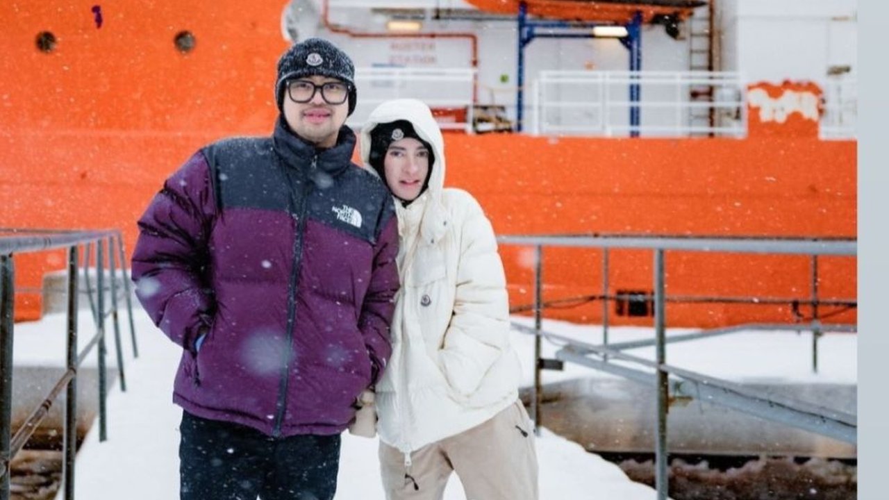 Liburan Anti Mainstream, Potret Gilang Widhia 'Crazy Rich Malang' dan Istri Jalan-jalan ke Kutub Utara