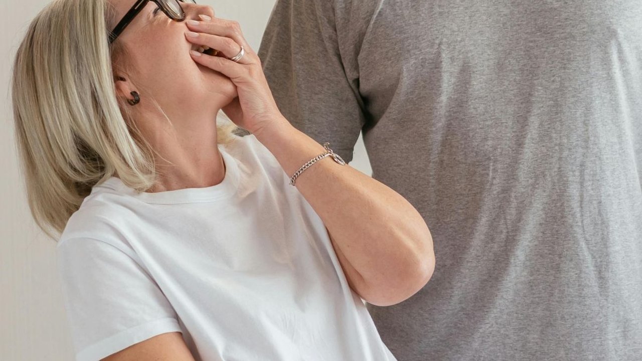 Contoh Berbalas Pantun 2 Orang Lucu, Menghibur dan Bikin Ngakak