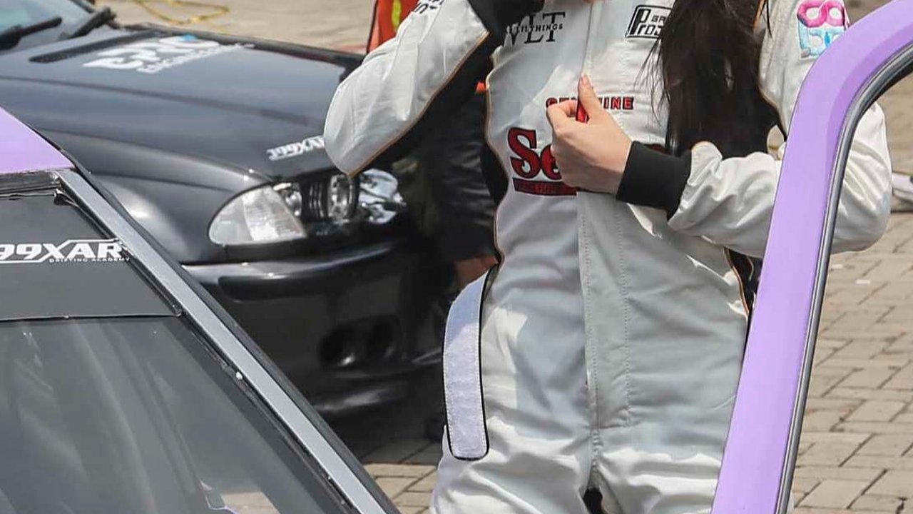 FOTO: Aksi Pembalap-Pembalap Cantik Memacu Adrenalin di Ajang Indonesia Drift Series 2024