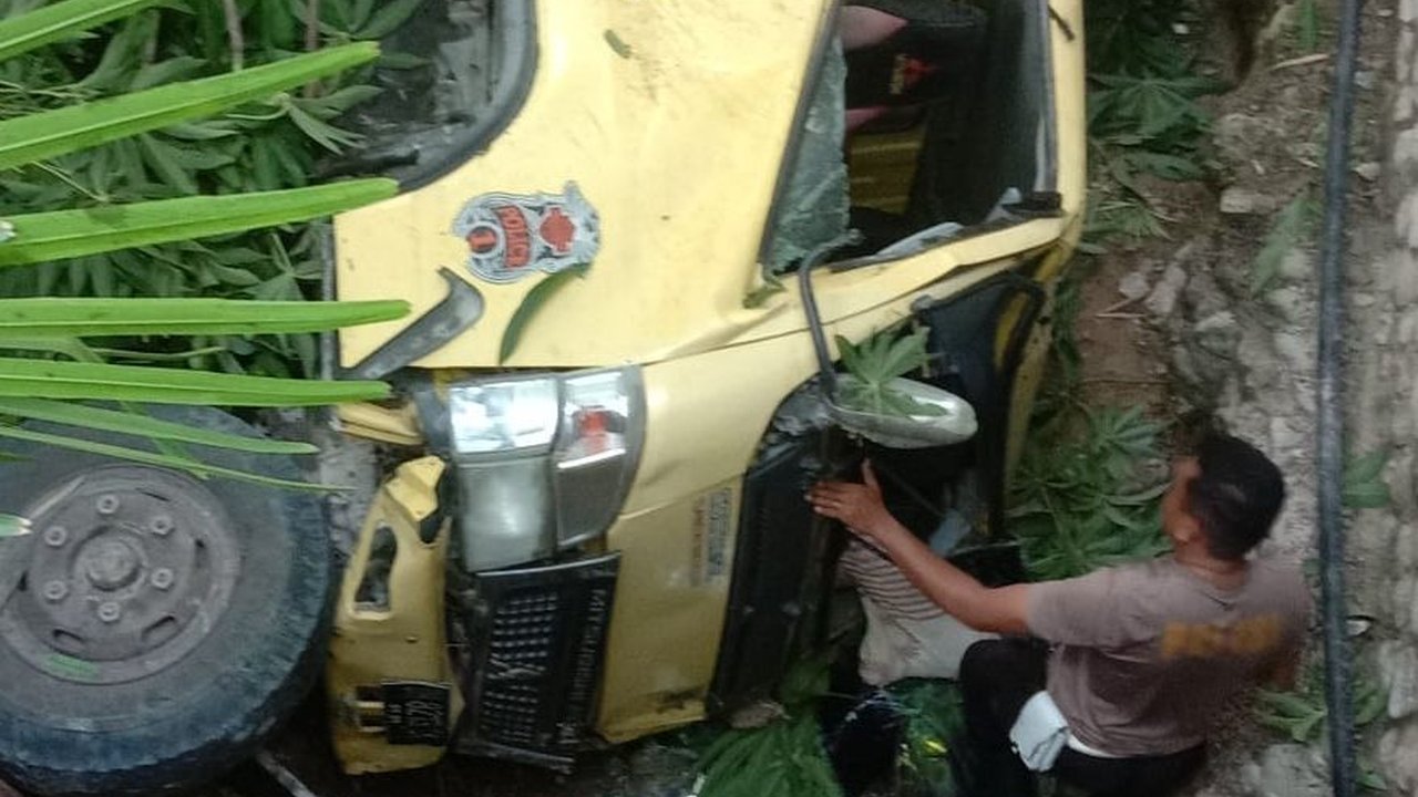 Truk Pengangkut Logistik Pemilu di NTT Tabrak Pembatas Jalan, 5 Kotak Suara Rusak