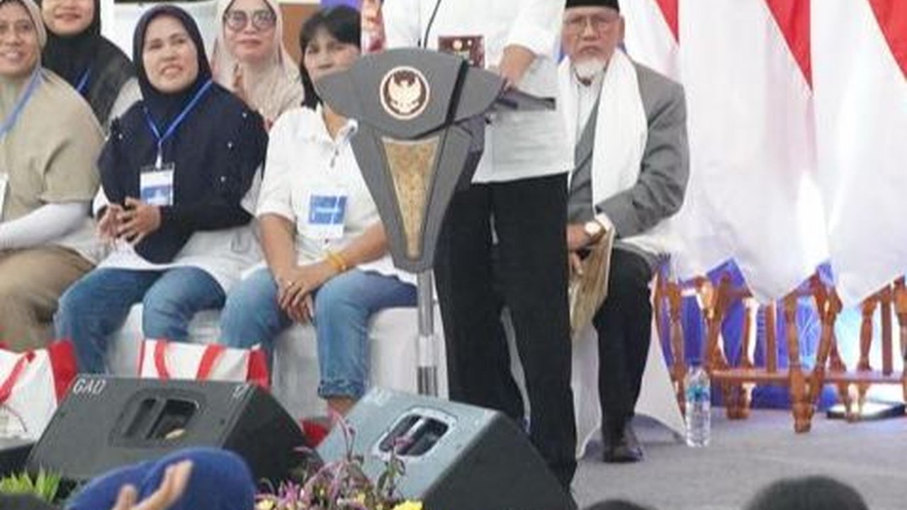 Nasabah Mekaar Ini Dipuji Jokowi Karena Disiplin Bayar Angsuran