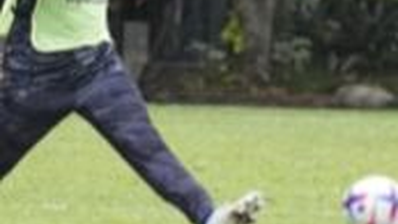 Momen Letjen TNI Lincah Gocek Bola, Tendangan Kaki Kirinya Jago Banget