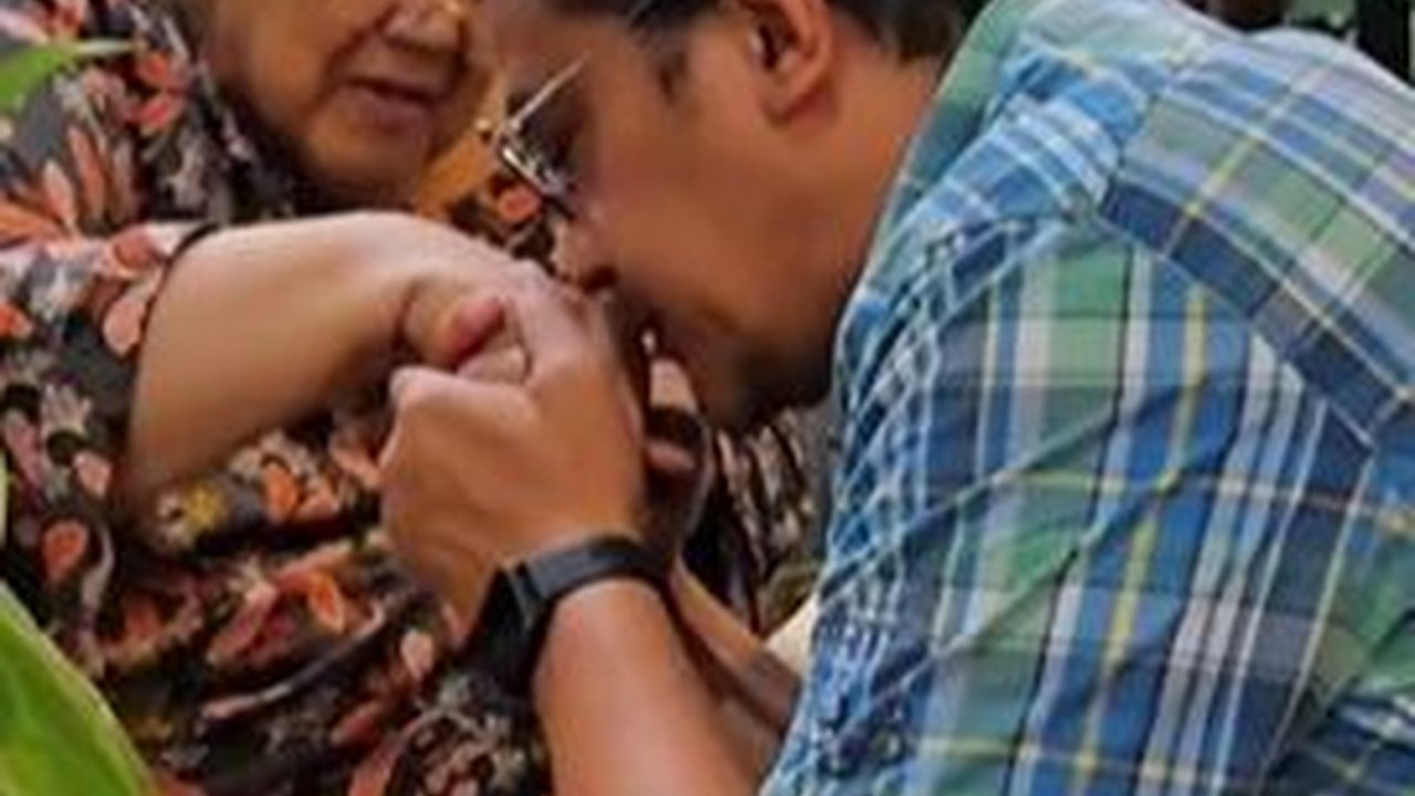 Usai Hitung Quick Count, Dede Yusuf Cium Tangan dan Minta Doa Orangtua 'Jangan Pergi ke Dukun'