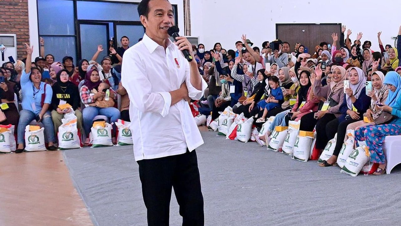 Bagi-Bagi Bantuan Pangan di Tangsel, Jokowi Sebut Harga Beras Naik karena Perubahan Iklim