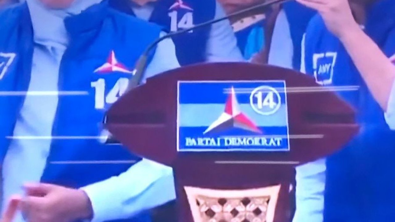 VIDEO: Khofifah Teriak Angkat 2 Jari Orasi di Kampanye: Demokrat Menang, Prabowo Presiden!