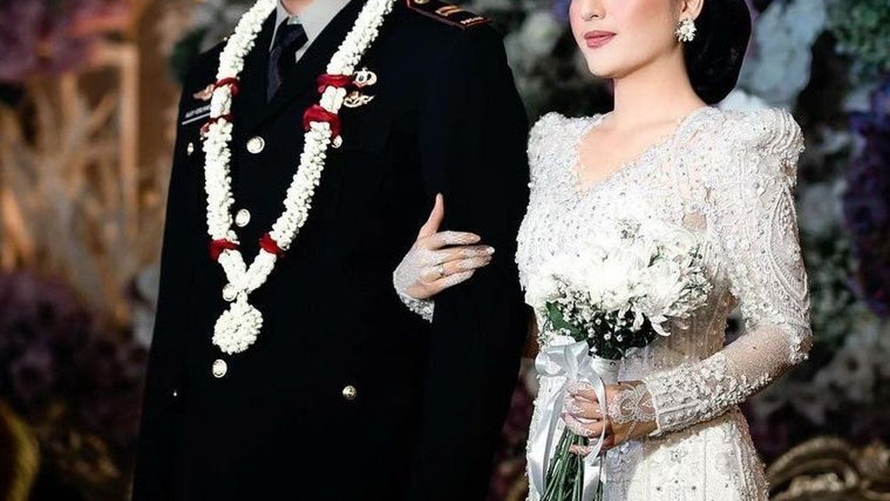 Potret Pernikahan Perwira Polisi Gelar Upacara Pedang Pora, Wajah Istrinya jadi Sorotan 'Bidadari Hidup'