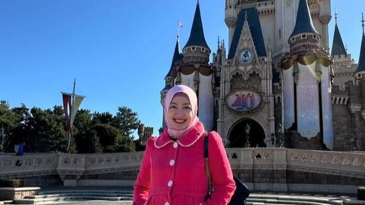 Style Ibu Dokter, 8 Foto Maissy Mantan Artis Cilik Saat Liburan ke Jepang Bareng Suami dan 3 Anak