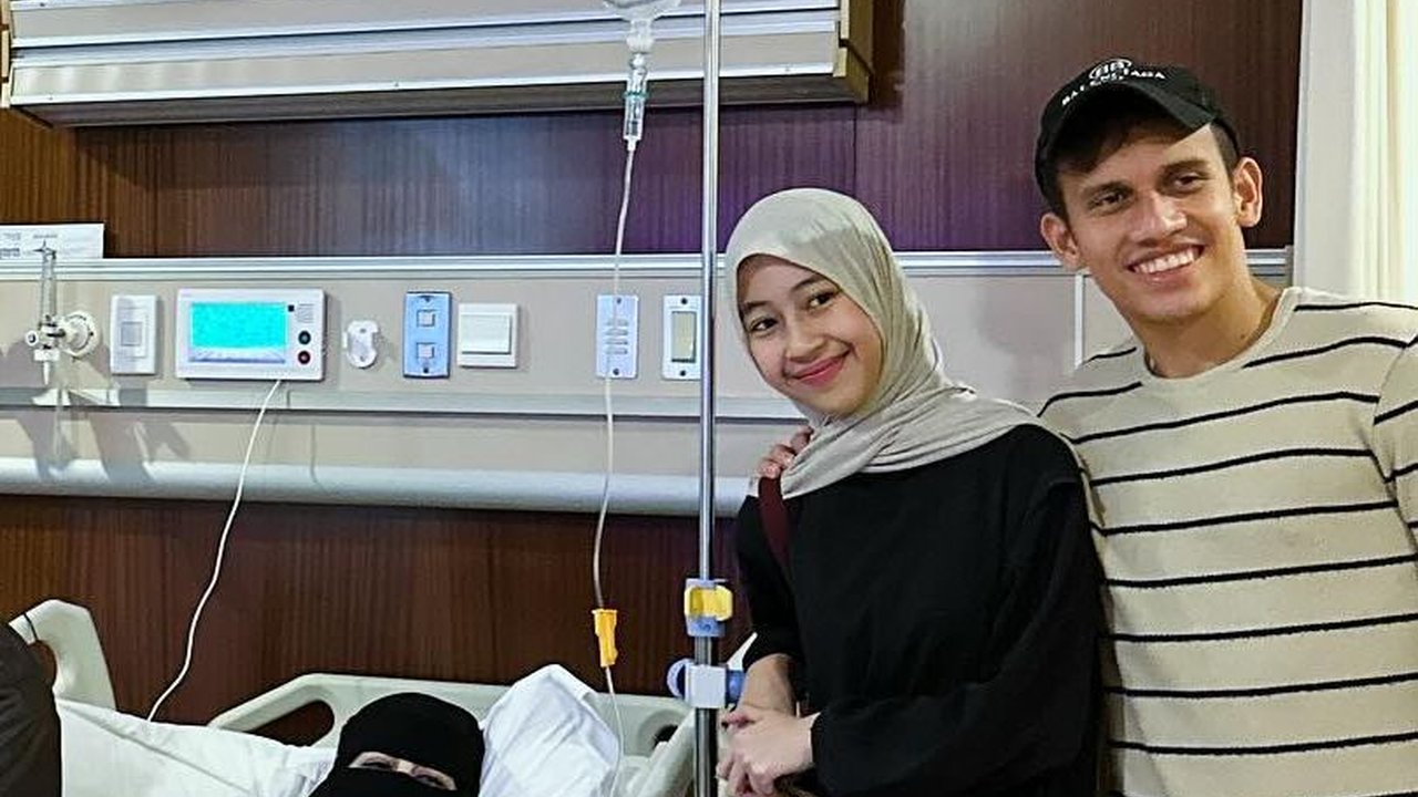 Ummi Pipik Diinfus Terbaring di Rumah Sakit, Pasangan Pengantin Baru Bikin Salfok