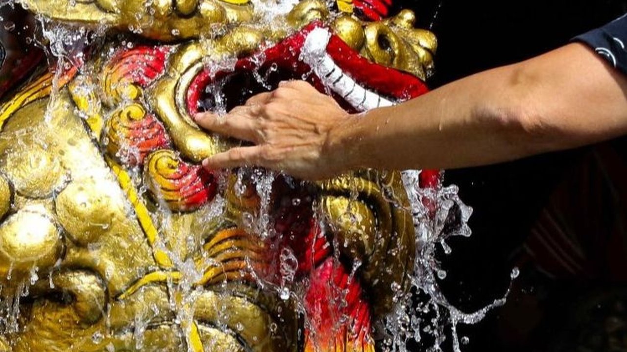 FOTO: H-8 Jelang Imlek 2024, Warga Keturunan Tionghoa Jalani Ritual Memandikan Patung-Patung Dewa di Wihara