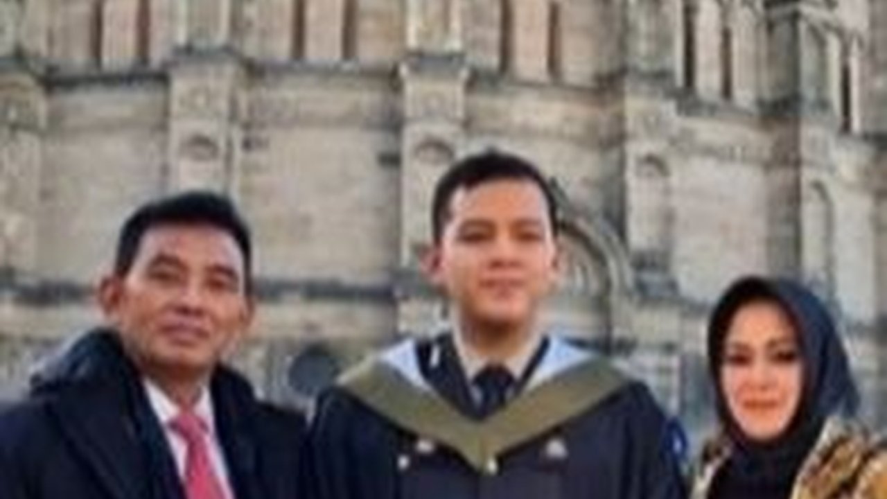 Momen Iptu Hafiz Akbar Manja ke Ayah, Jenderal Eks Kasau 'Pasrah' Digelendoti Sang Putra