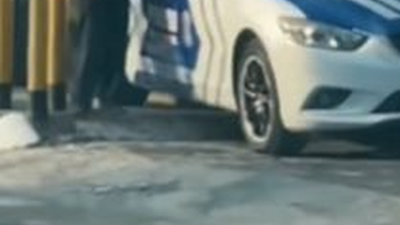 Pria Berompi Tukang Parkir Keluar dari Mobil Polisi, Netizen 'Penyamaran Gatot'