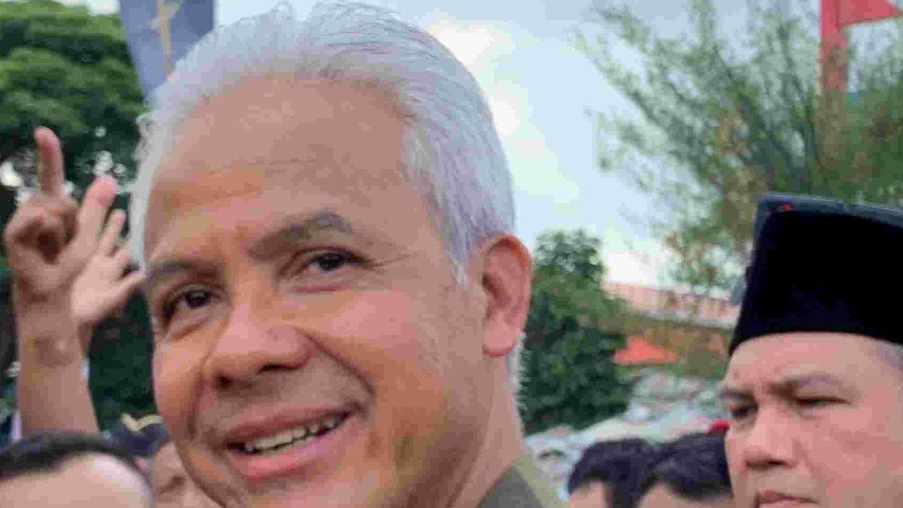 Momen Ganjar Santap Pempek Kaki Lima di Palembang: Lemak Nian