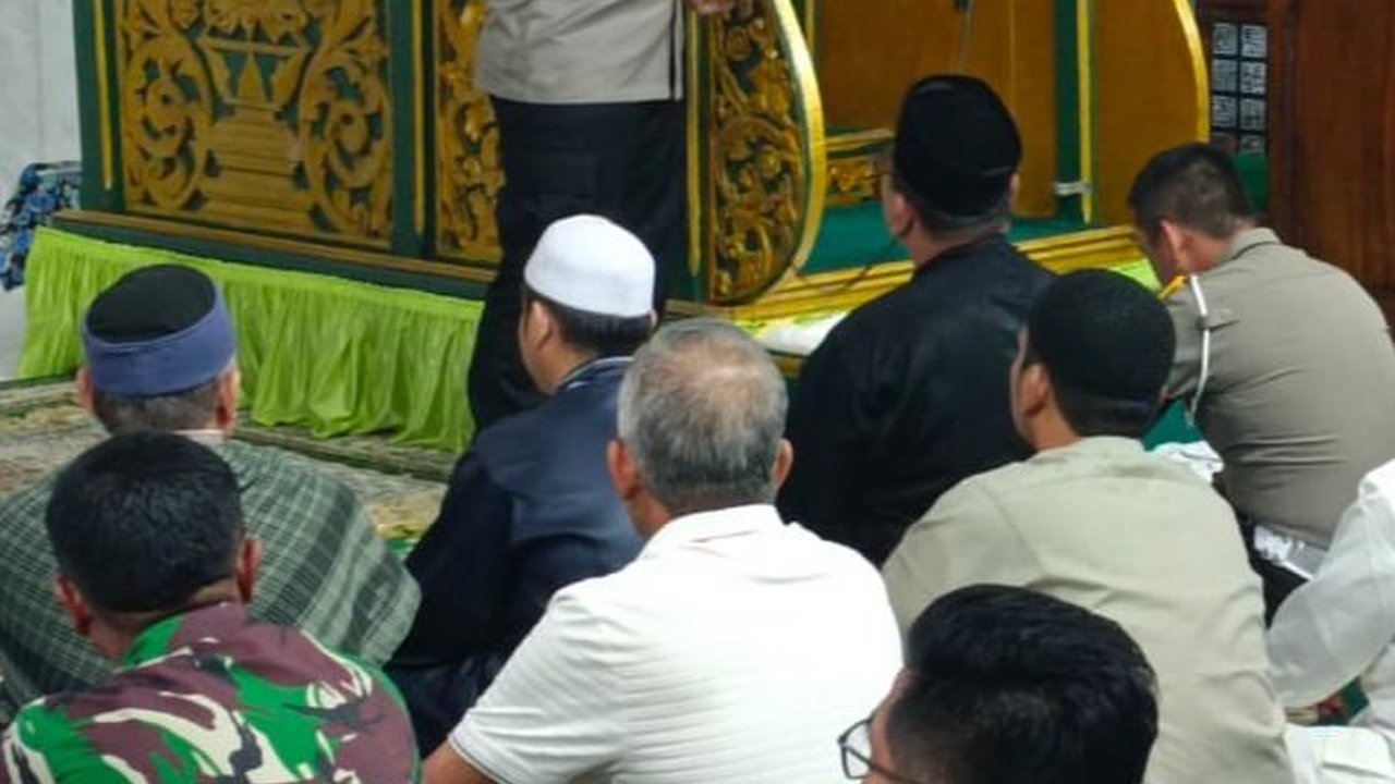 Kombes Jeki Bagi Sembako & Ajak Jemaah Masjid Jaga Kondusifitas Pemilu