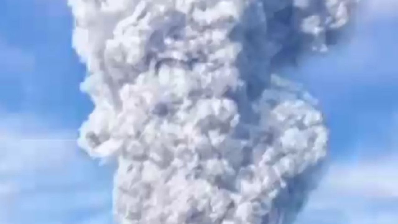 Gunung Lewotobi Laki-Laki Erupsi Lagi, Lontarkan Abu Vulkanik Setinggi 1,5 Km