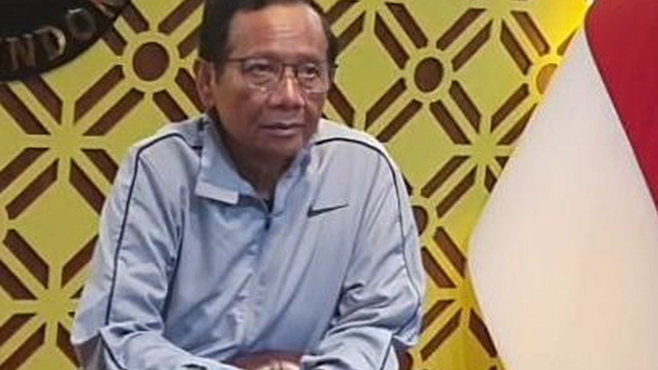 VIDEO: Mahfud Berkemas dan Pamit dengan Pegawai, Masukan Buku buku ke Kardus