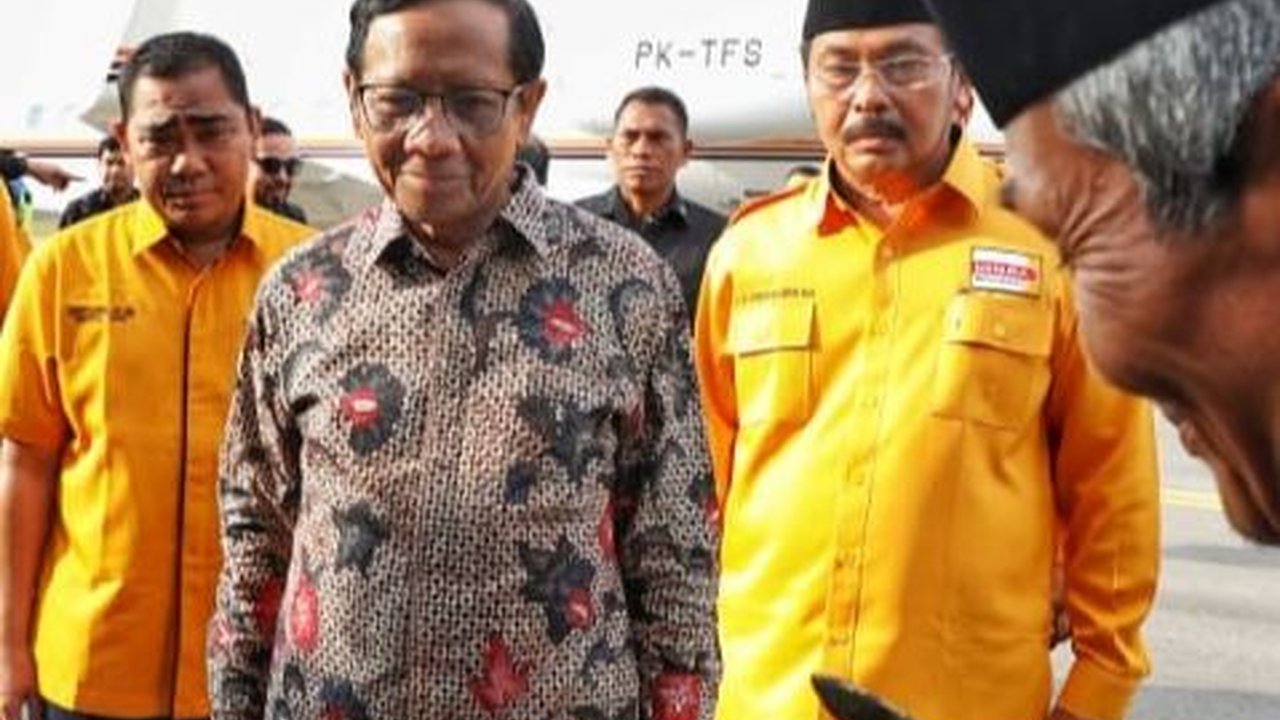 Disematkan Tanjak, Mahfud MD Diterima jadi Keluarga Besar Masyarakat Adat Melayu Kepri