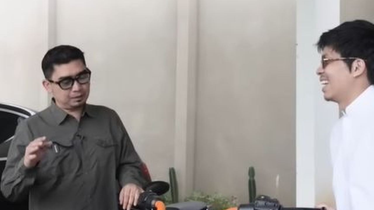 Intip Potret Garasi di Rumah Ustaz Solmed, Berderet Mobil Mewah Hingga Mobil Klasik