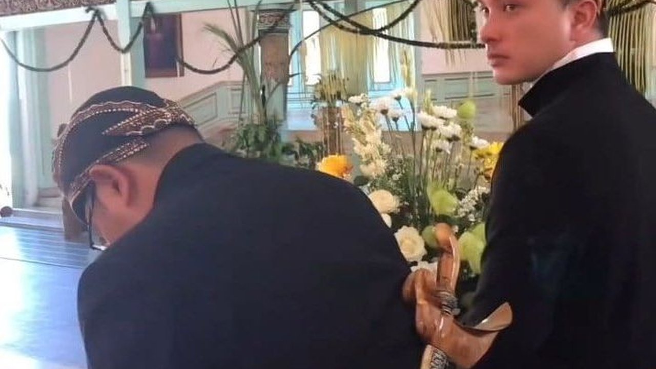 Potret Nicholas Saputra Memancarkan Pesona Mas-mas Jawa Dalam Acara Mangkunegara X dengan Mengenakan Beskap dan Blangkon