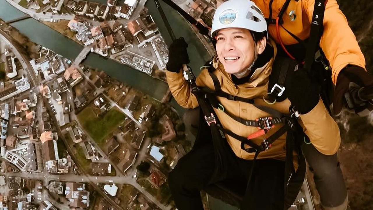 6 Potret Keseruan Ariel Noah saat Jajal Paralayang di Interlaken Swiss, Nikmati Pemandangan Indah dari Ketinggian