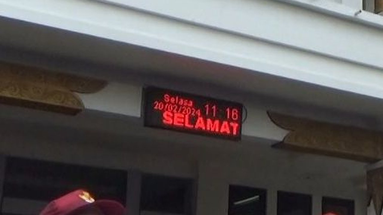 Berbaju SD, Gerakan Rakyat untuk Demokrasi dan Keadilan Demo di Depan Kantor KPU DIY