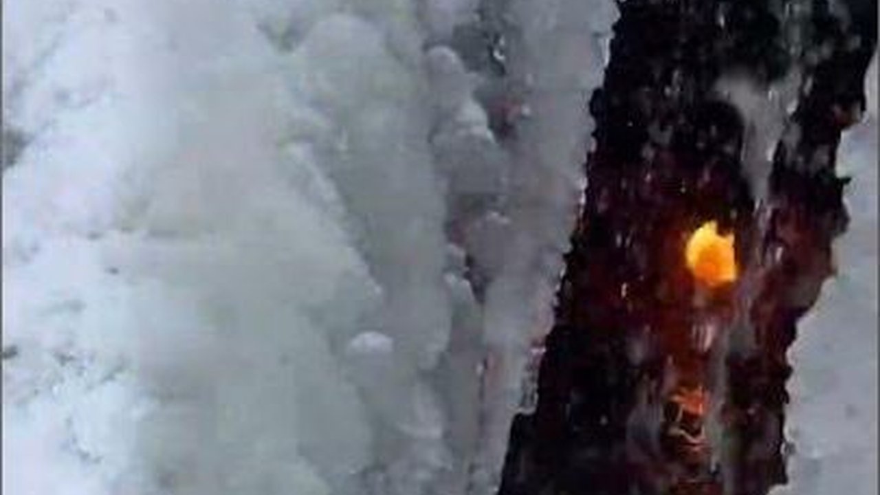 Fenomena Alam Unik, Satu Dari Sembilan ‘Api Abadi’ Ditemukan di Dalam Air Terjun Yang Bersalju