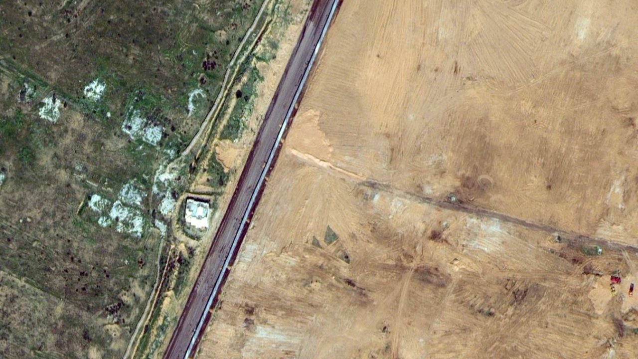 FOTO: Terpantau Satelit, Ini Penampakan Tembok Beton Setinggi 7 Meter yang Dibangun Mesir di Dekat Jalur Gaza