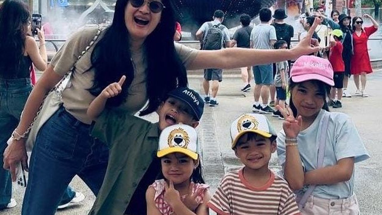 Potret Cantik Donna Harun Boyong Anak, Mantu & Cucu ke Singapura, Netizen 'Neneknya Menolak Tua'