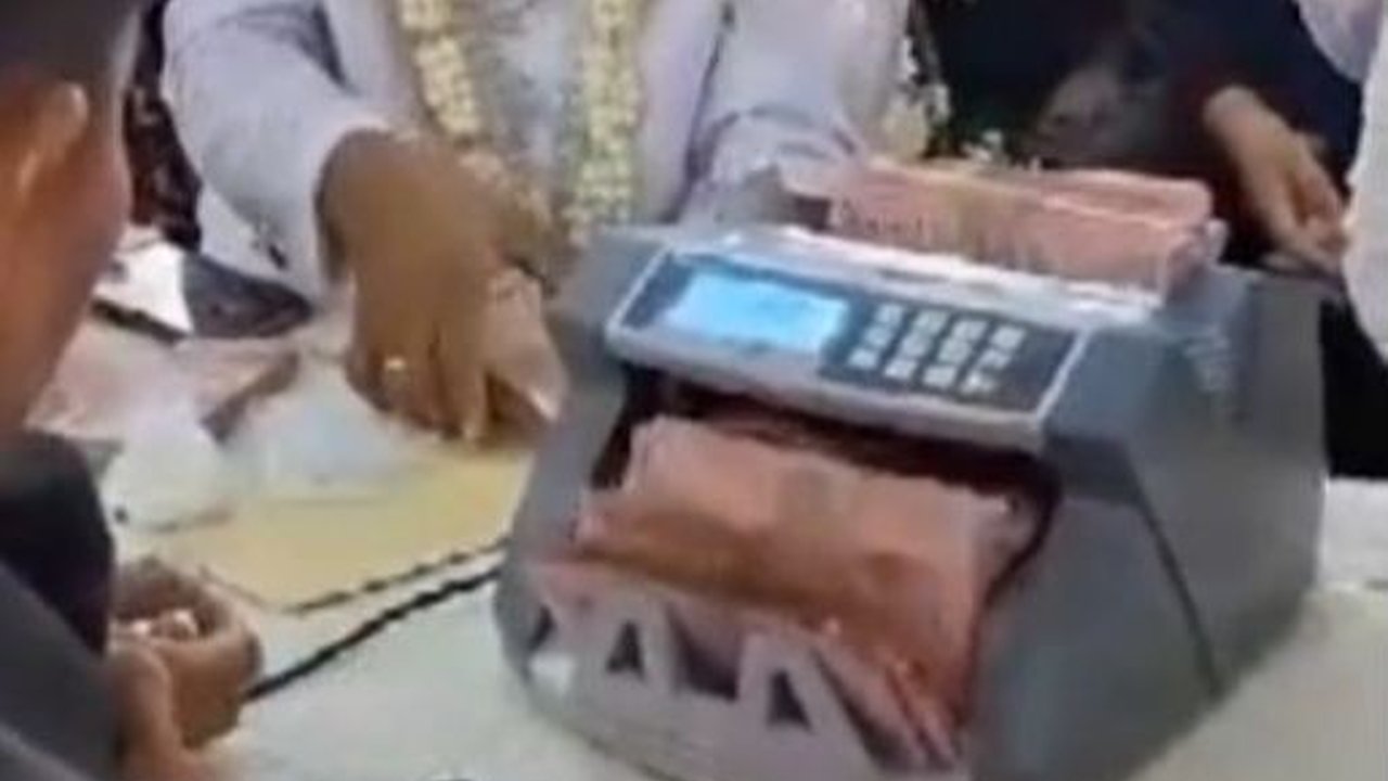 Momen Unik Hitung Uang Mahar dengan Mesin di Depan Tamu Undangan Ini Viral, Curi Perhatian