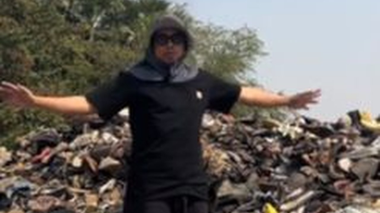 Sepatu Bekas Menggunung Boleh Diambil Gratis, Lokasinya Masih Misterius Bikin Penasaran