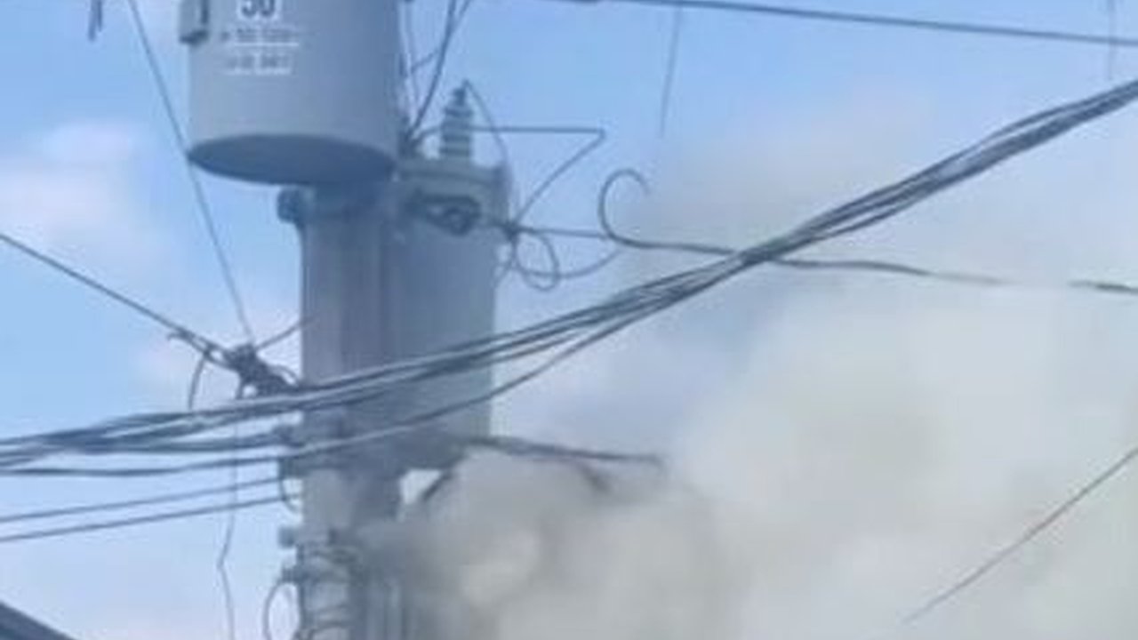 Viral Momen Pemuda Berjuang Sendirian Padamkan Api dari Kabel Tiang Listrik, Tuai Pujian