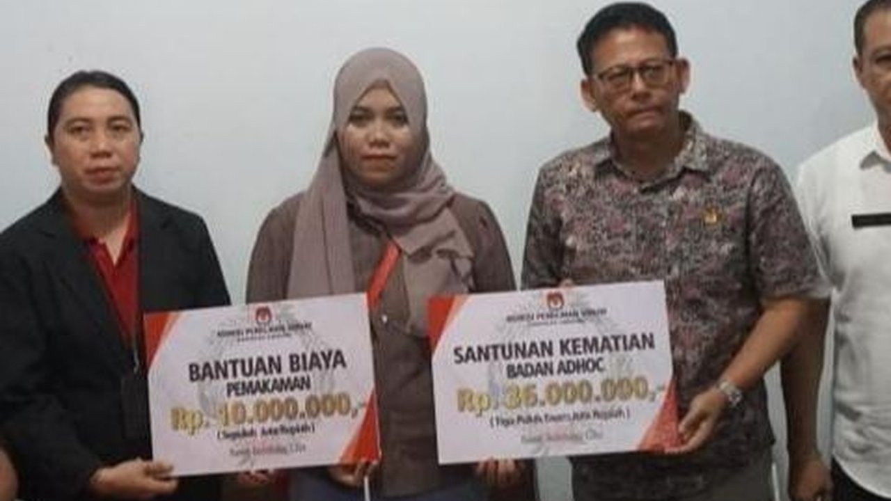 KPU Bali Serahkan Santunan Rp46 Juta ke Ahli Waris Petugas Linmas yang Meninggal Dunia