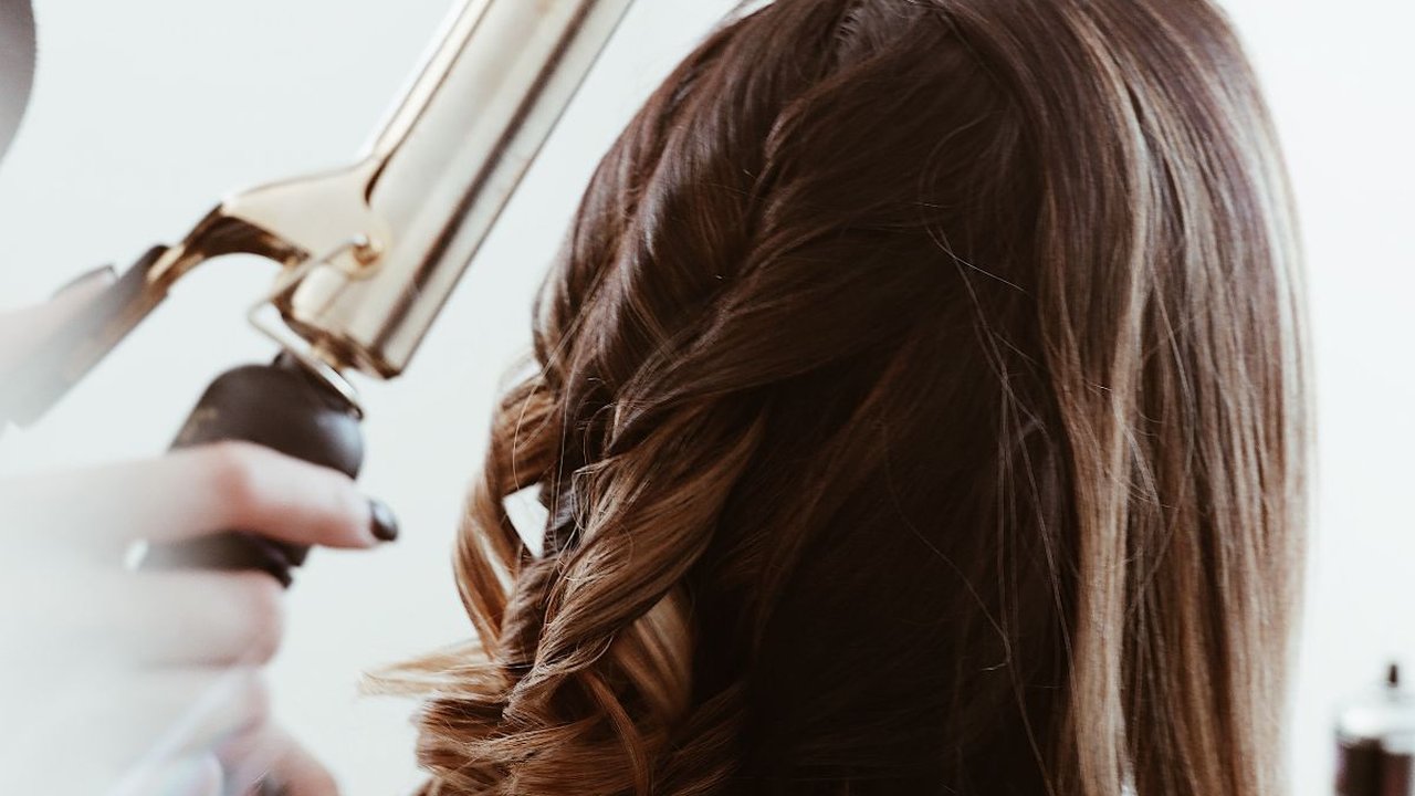 7 Tips Perawatan Rambut Kering dan Kusam, Lakukan Hal Ini
