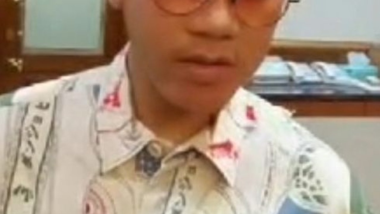 Gaya Santai Gibran Ngantor Hari Ini, Berkacamata ala John Lenon dan Tenteng Tablet Pokemon