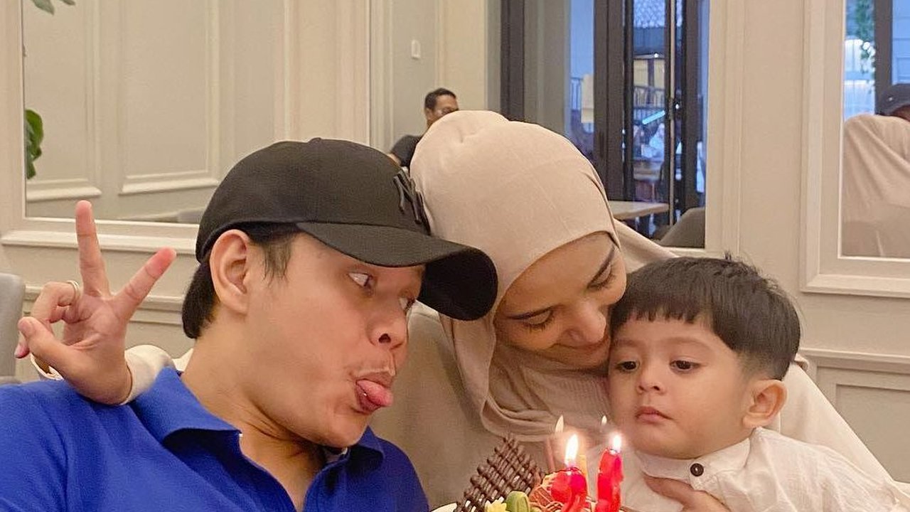 Potret Nadya Mustika Rayakan Momen Ultah Suami Bersama Baby Syaki, Sweet Banget!