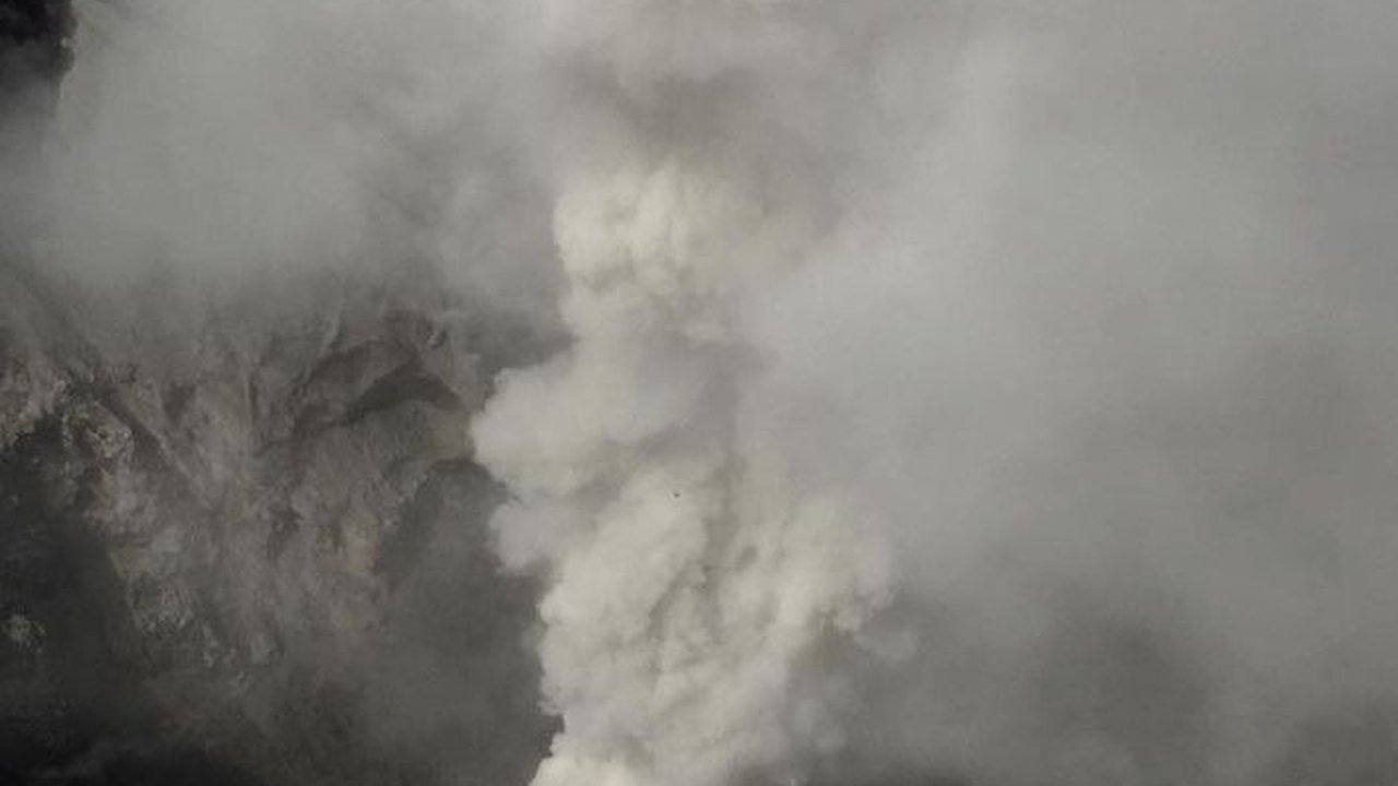 Alami Erupsi dan Semburkan Abu Vulkanik, Ini Fakta Gunung Dukono di Maluku Utara