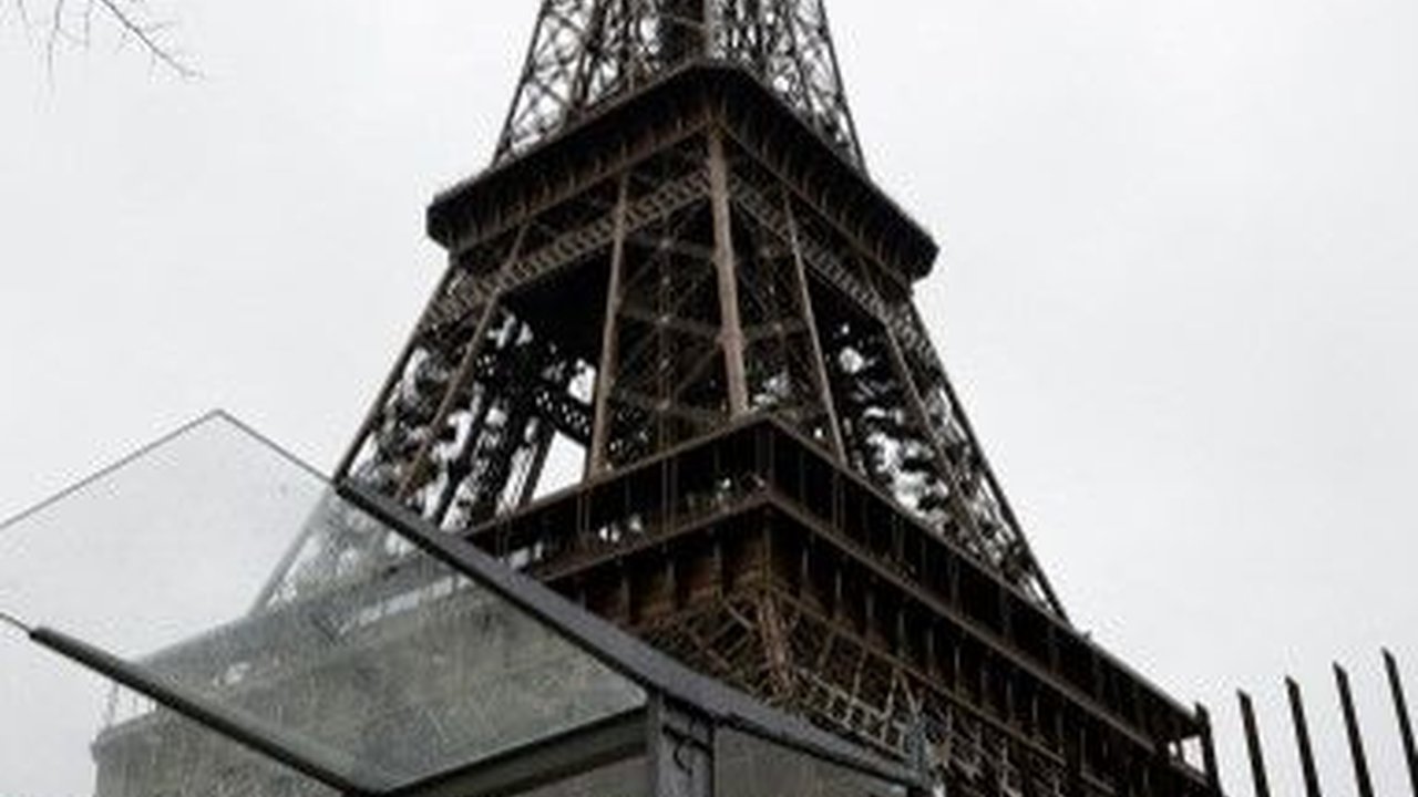 FOTO: Suasana Menara Eiffel Ditutup Buntut Aksi Mogok Pekerja