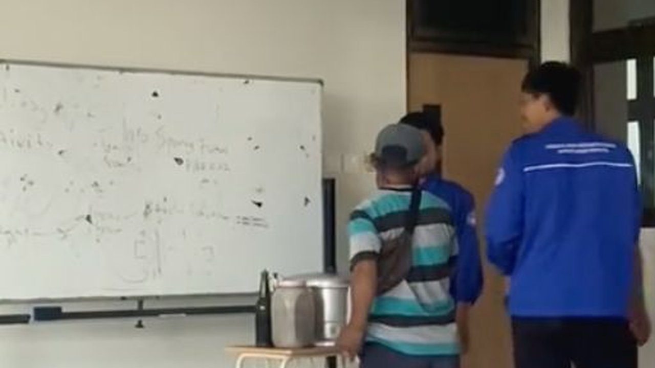 Viral Dosen Traktir Mahasiswa Siomay, Pedagang Dibawa Masuk Kelas