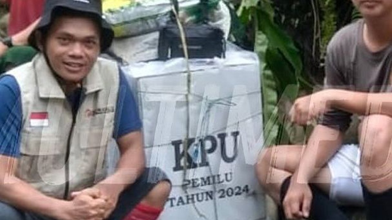 Perjuangan Polisi & TNI Susuri Hutan dengan Jalan Terjal 11 Jam Demi Kawal Kotak Suara