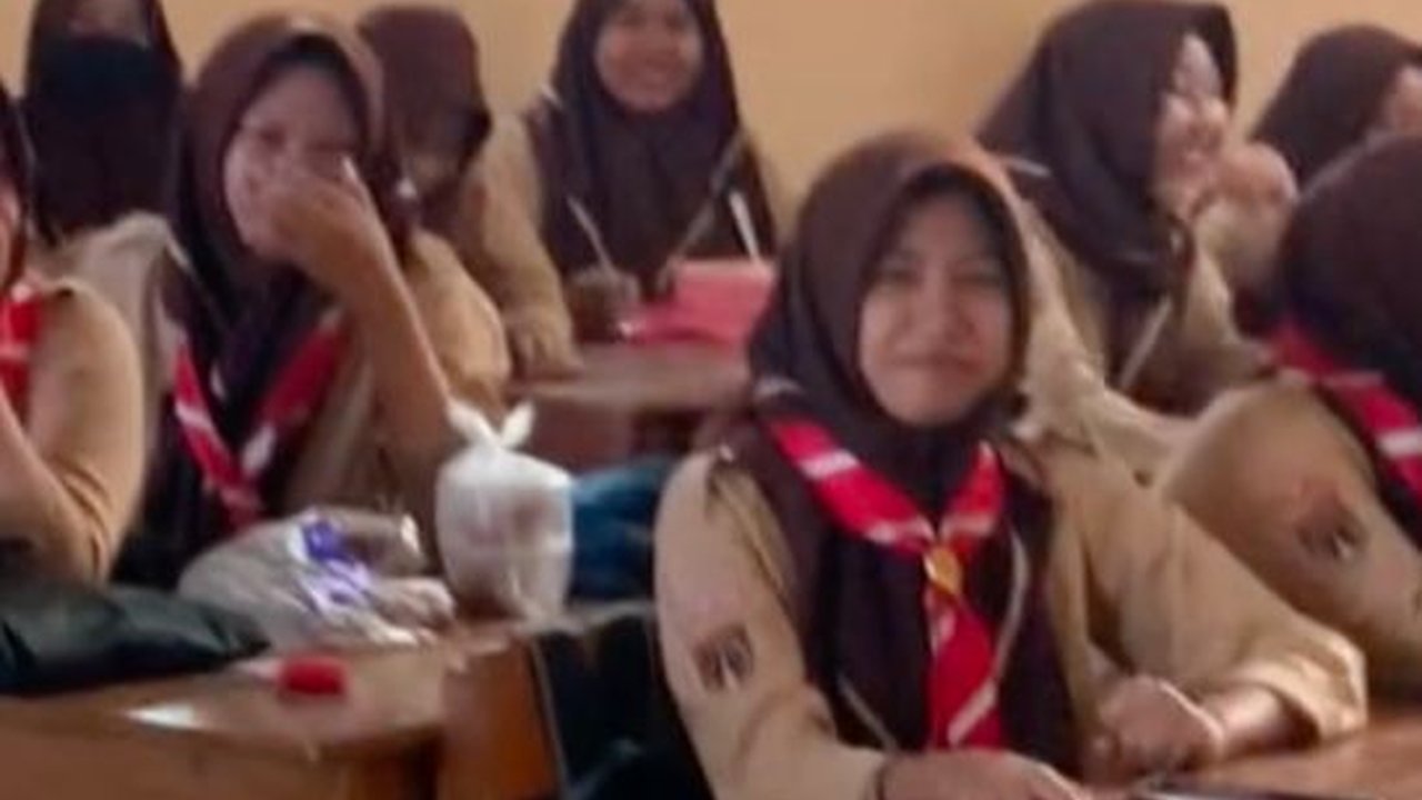 Gurunya Bisa Jalan Lagi Tanpa Tongkat, Reaksi Haru Para Siswa Ini Viral Curi Perhatian