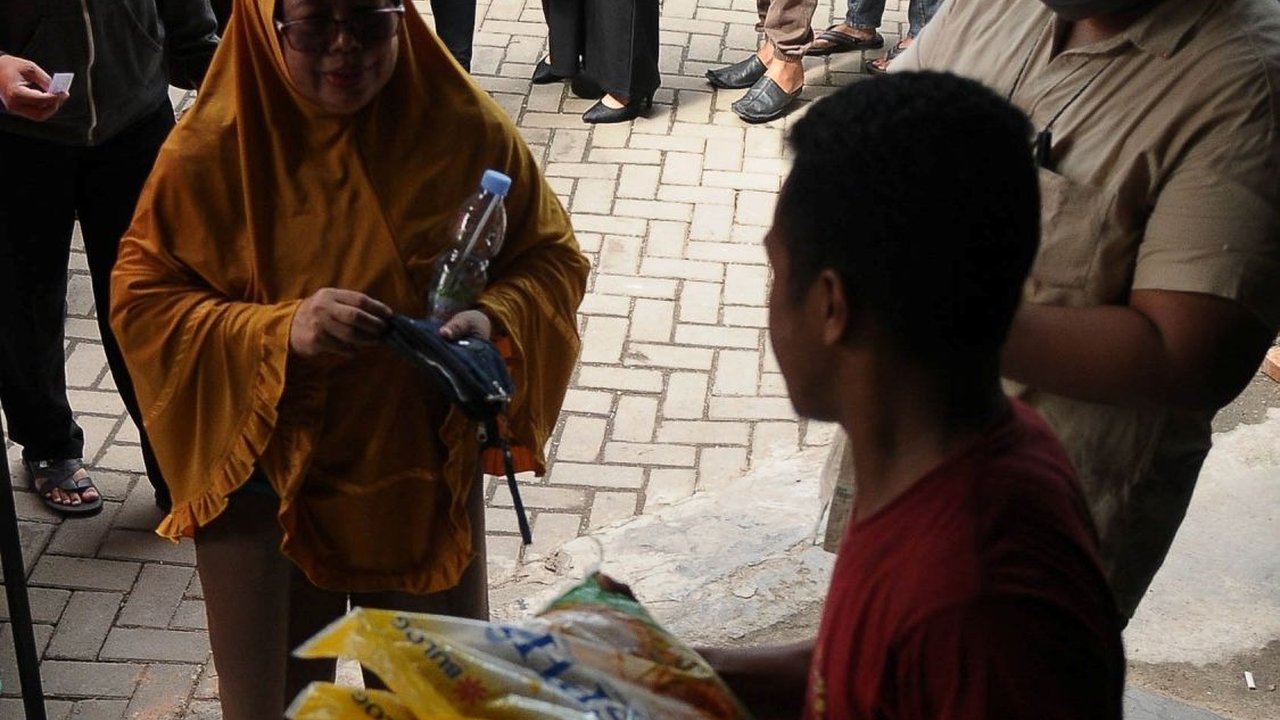 FOTO: Operasi Pasar Bulog, Warga Bekasi Utara Antusias Antre Beras SPHP yang  Harganya Terjangkau