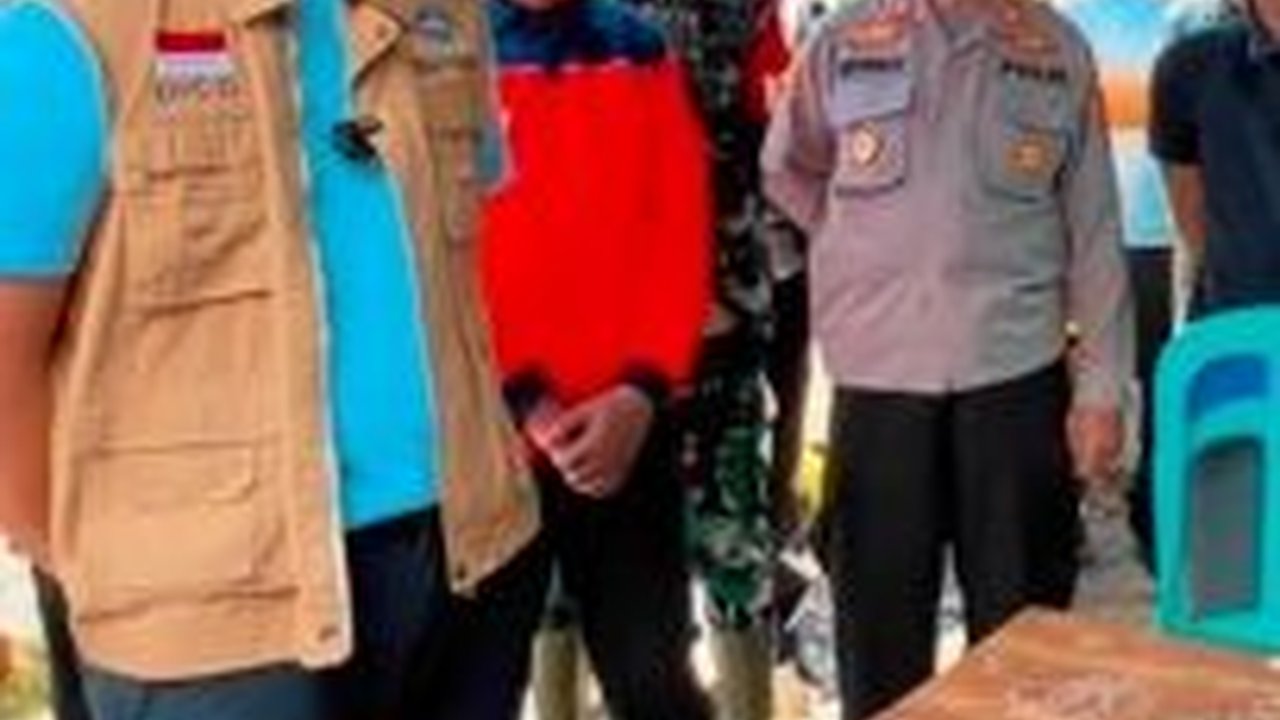 Dulu Pernah Minta Foto, Sekarang Tiga Wanita ABG Minta Ini ke Bupati Suami Artis Terkenal