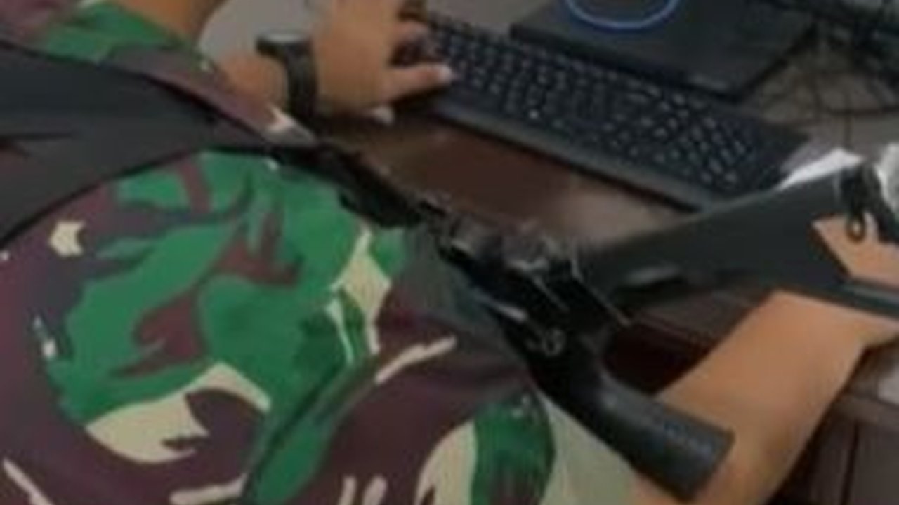 Aksi Keren Prajurit TNI Main Game Point Blank di Komputer Nenteng Senjata, Langsung Disorot Warganet 'Pro Dunia Nyata dan Game'