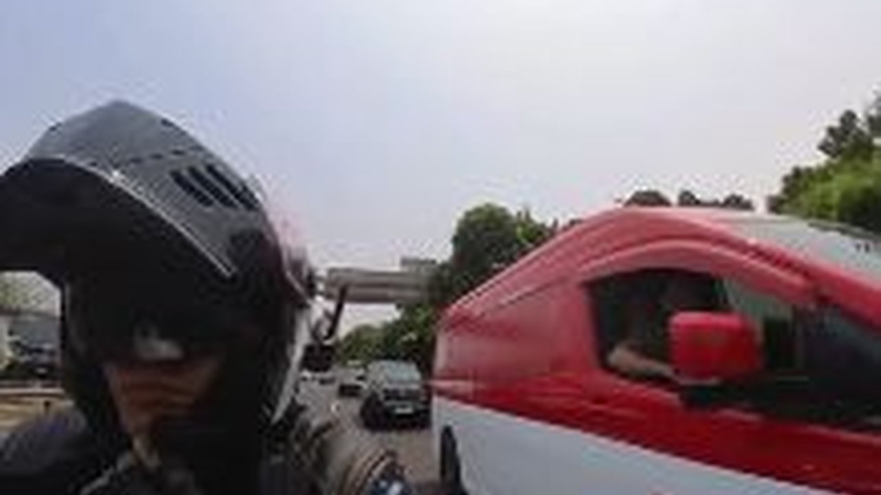 Aksi Pengemudi Mobil Nekat Buntuti Ambulans Sampai Serobot Rombongan Keluarga, Endingnya Bikin Puas Warganet