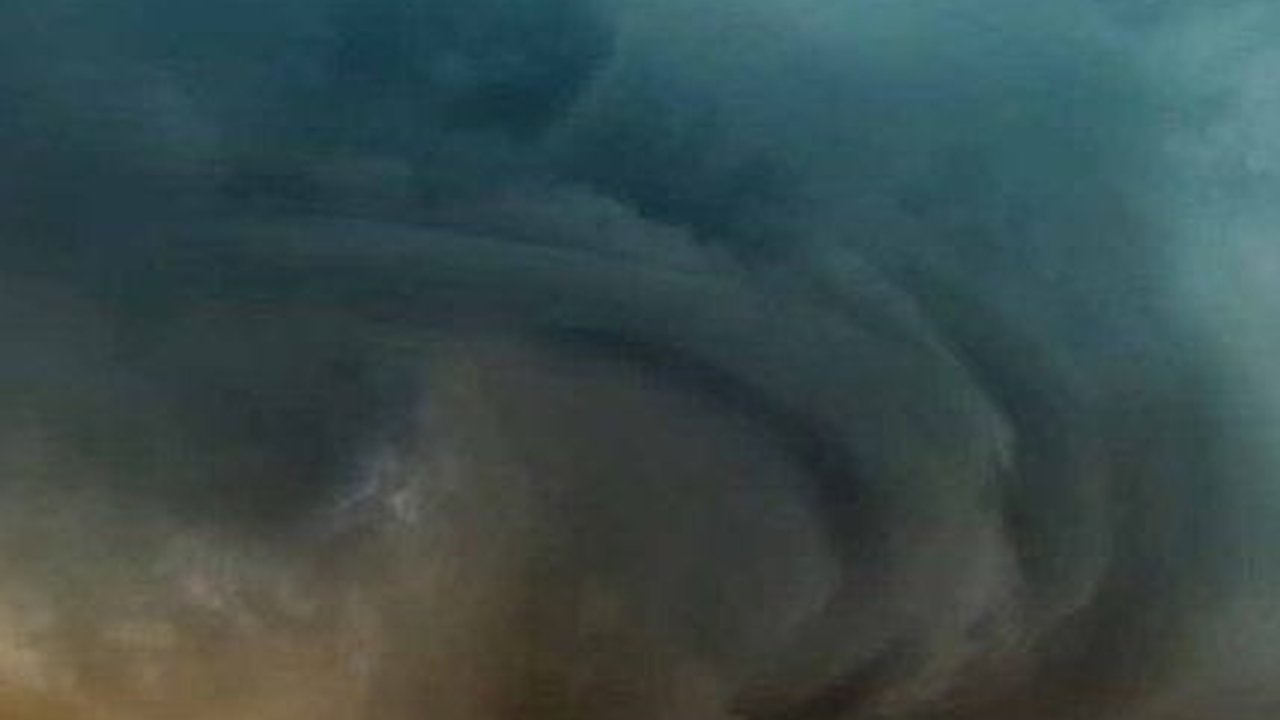 Perbedaan Puting Beliung dan Tornado beserta Proses Terjadinya