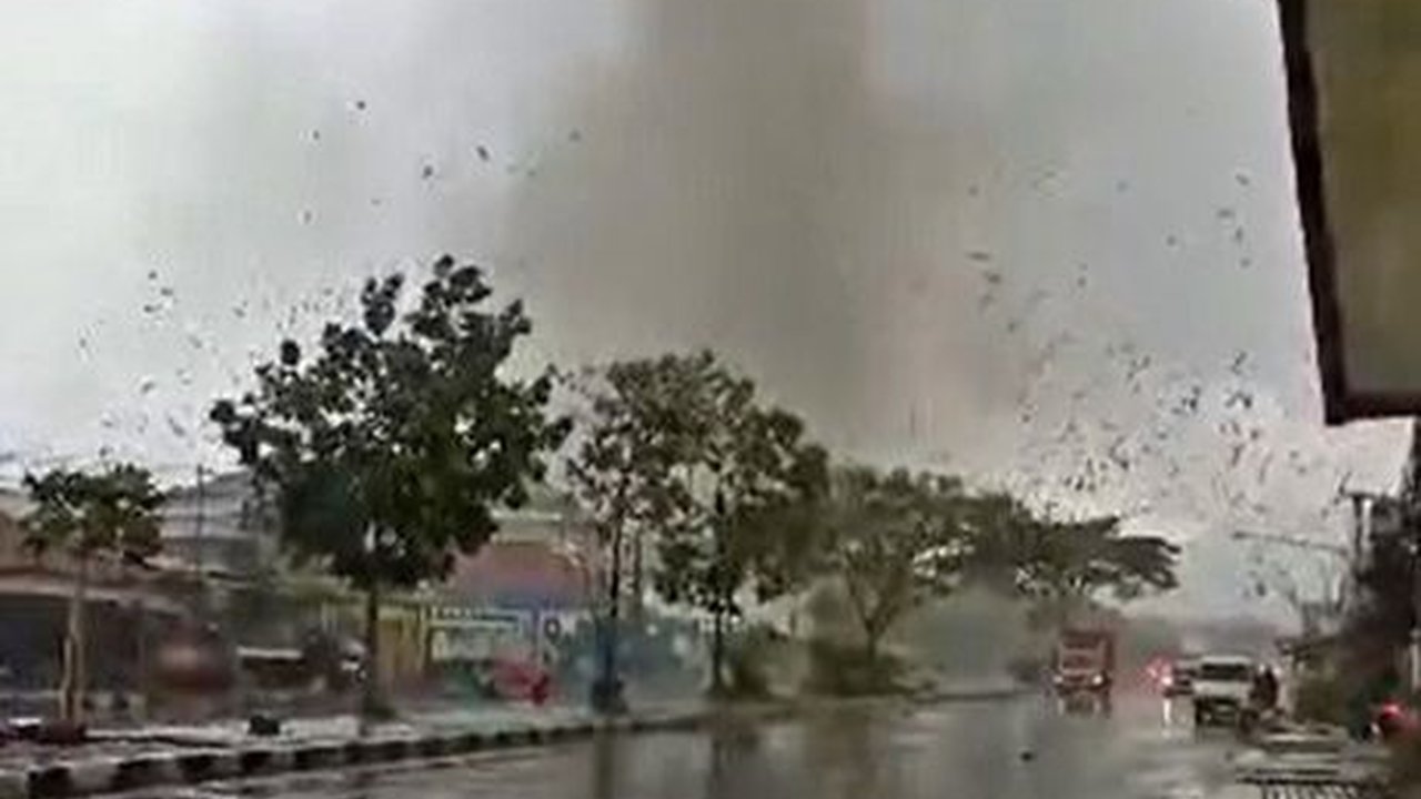 Rancaekek Luluh Lantak Diterjang Tornado, Ini Saran BMKG Jabar untuk Warga