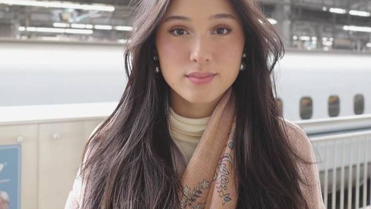 7 Potret Yasmine Napper Liburan di Jepang, Paras Secantik Barbie & Outfit Selalu Stunning