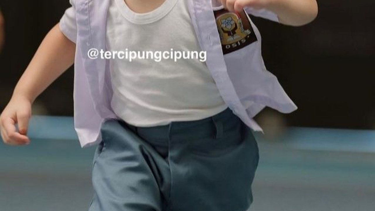 Tingkah Lucu Rayyanza jadi Spiderman, Nemplok di Mobil Mewah Raffi Ahmad Digendong Bodyguard