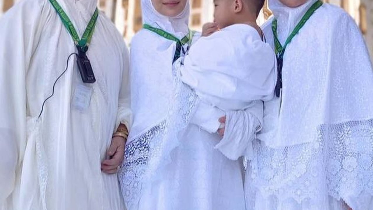 Berangkat Umroh Bersama Suami dan Keluarga Usai keguguran Anak Kedua, Intip Potret Nikita Willy yang Cantik dan Meneduhkan