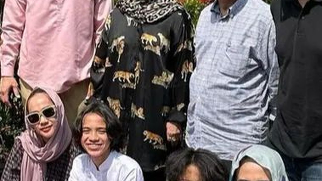 Potret BCL Ziarah ke Makam Ashraf Sinclair Bersama Tiko dan Noah, Kenang 4 Tahun Kepergian